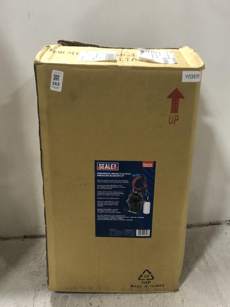 Lot 163  
            Chesterfield SR45 - Parcel Delivery Only 

                
SEALEY PNEUMATIC BRAKE&CLUTCH PRESSURE BLEEDER KIT (LOCATION: F3)