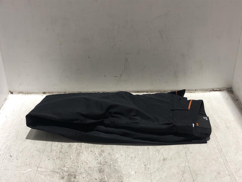 Lot 1647  
            Chesterfield SR45 - Parcel Delivery Only 

                
BOSS CHINO SLIM FIT TROUSERS IN BLACK W32L32 (LOCATION: A5)