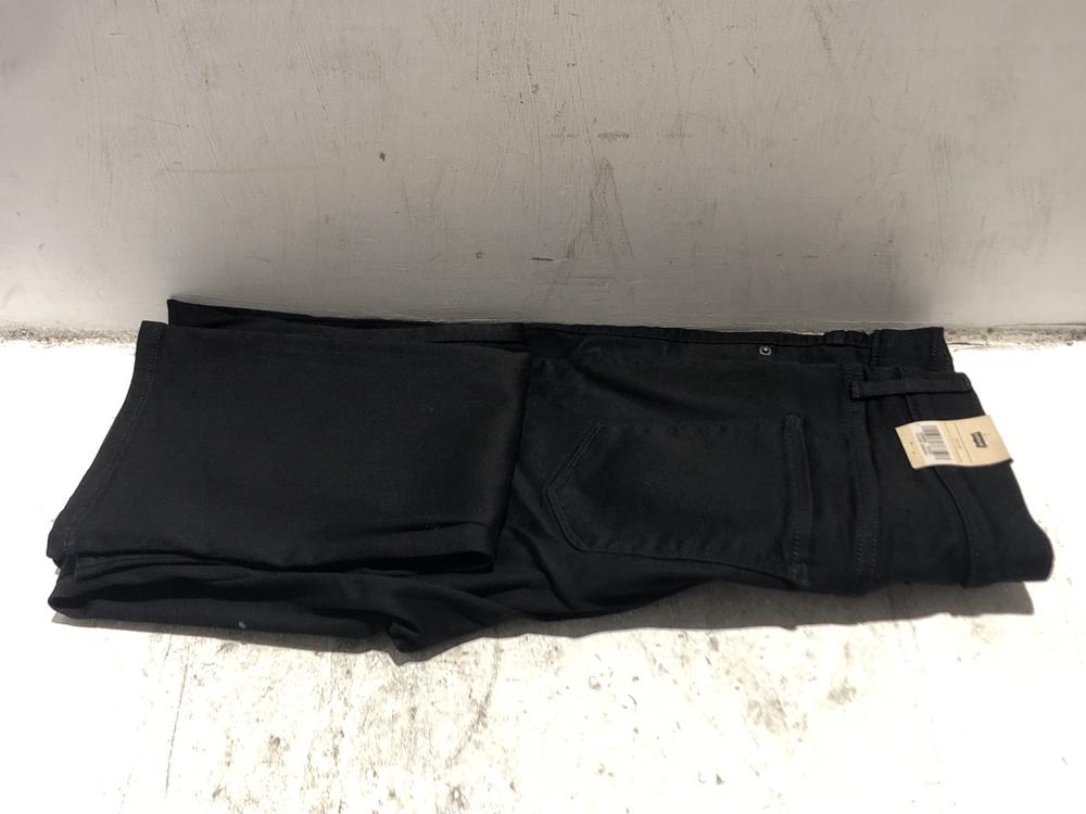 Lot 1656  
            Chesterfield SR45 - Parcel Delivery Only 

                
LEVIS 314 SHAPING STRAIGHT JEANS IN BLACK SIZE W31 L30 (LOCATION: A5)