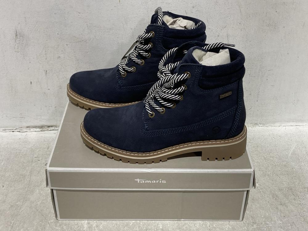 Lot 1658  
            Chesterfield SR45 - Parcel Delivery Only 

                
TAMARIS BOOTS IN NAVY SIZE EU 37 (LOCATION: A6)
