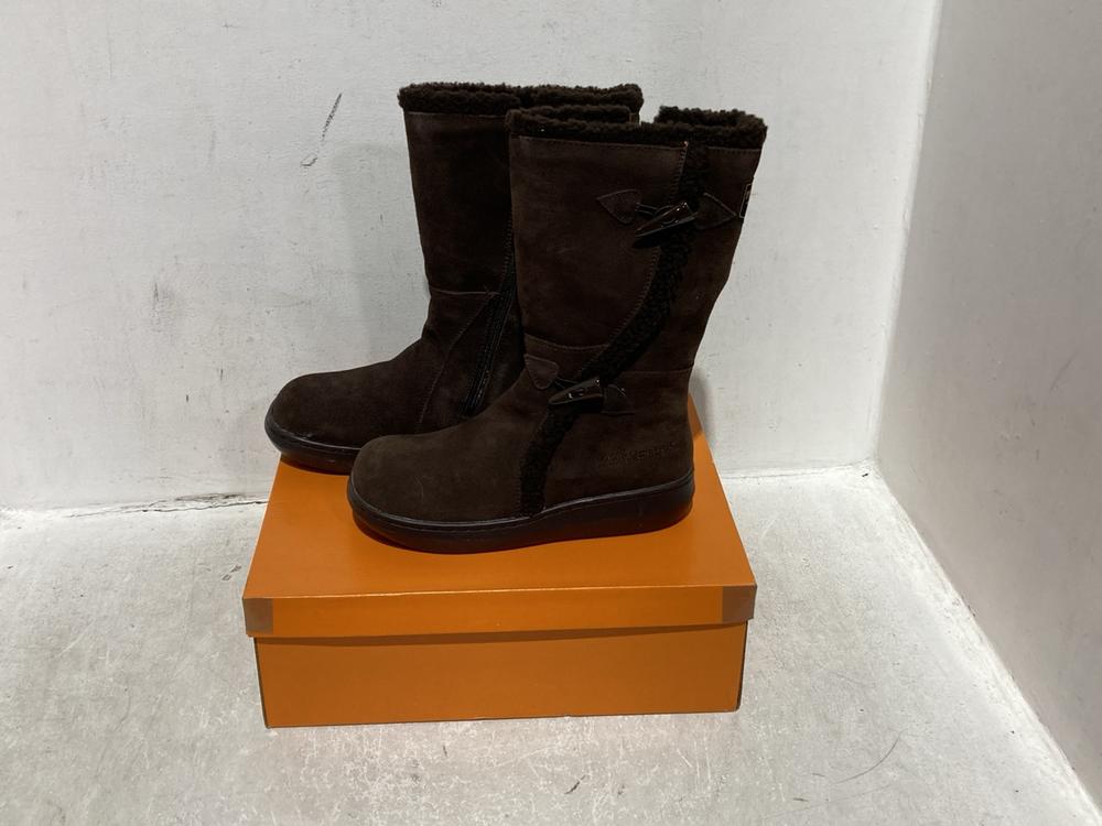 Lot 1660  
            Chesterfield SR45 - Parcel Delivery Only 

                
3 X ASSORTED ADULTS FOOTWEAR TO INCLUDE FITFLOP IQUSHION DELUXE TEDDY CROSS SLIDE...