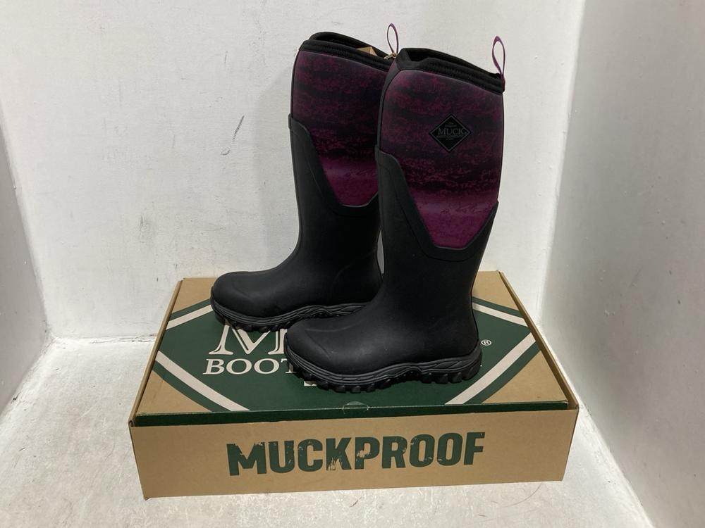 Lot 1661  
            Chesterfield SR45 - Parcel Delivery Only 

                
THE ORIGINAL MUCK BOOT COMPANY LADIES ARCTIC SPORT II TALL BOOTS IN SIZE 3 ORIGIN...