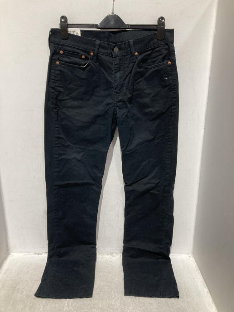 Lot 1669  
            Chesterfield SR45 - Parcel Delivery Only 

                
LEVIS TROUSERS IN BLACK SIZE W32 L34 (LOCATION: A6)