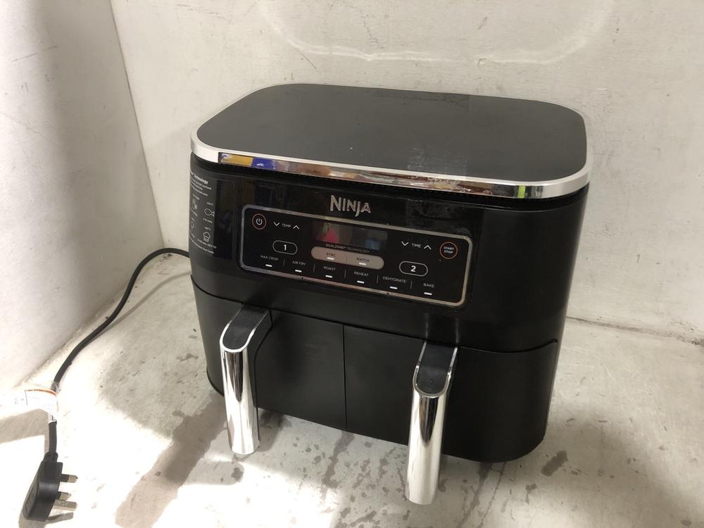 Lot 171  
            Chesterfield SR45 - Parcel Delivery Only 

                
NINJA FOODI 7.6L AIR FRYER AF200UK ORIGINAL RRP £149 (LOCATION: F4)