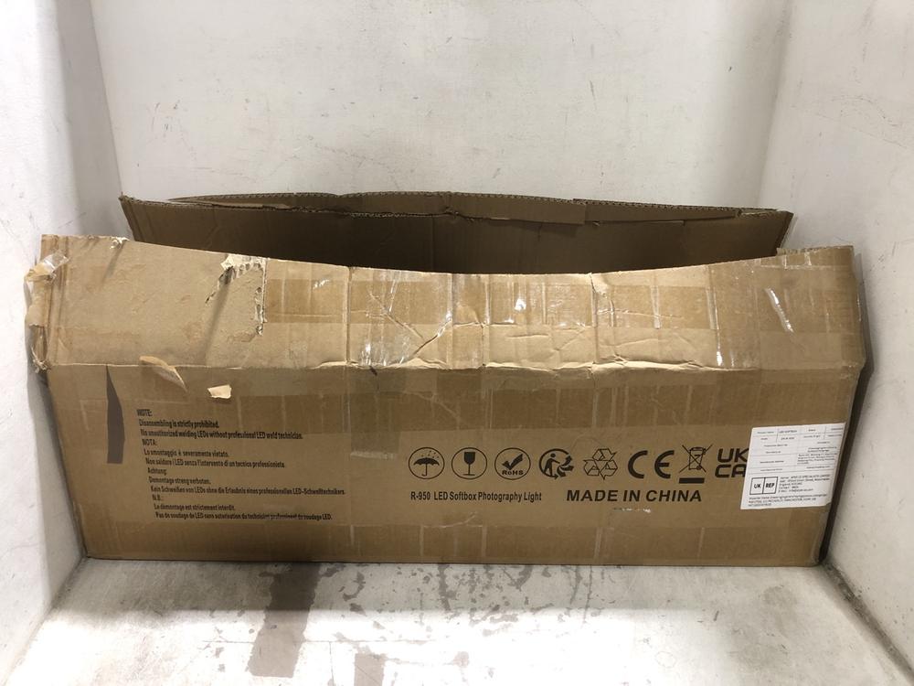 Lot 190  
            Chesterfield SR45 - Parcel Delivery Only 

                
LED SOFTBOX R-950 (LOCATION: F4)