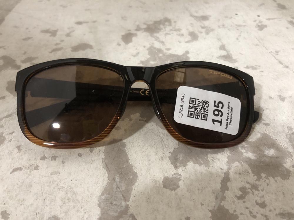 Lot 195  
            Chesterfield SR45 - Parcel Delivery Only 

                
TIFOSI SWANK XL BPO0451 (LOCATION: F5)