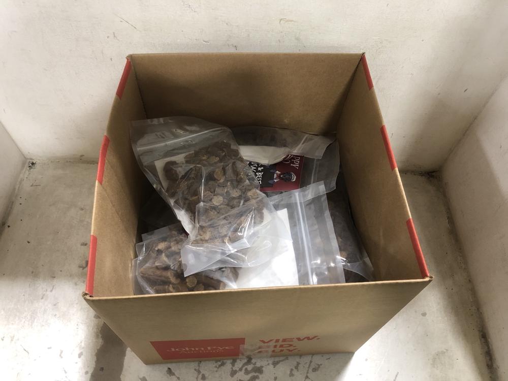 Lot 350  
            Chesterfield SR45 - Parcel Delivery Only 

                
16X HAPPY HUGO SLICED PORK & BEEF DELI SAUSAGES FOR DOGS 200G BBE MAYBE OUT OF DA...