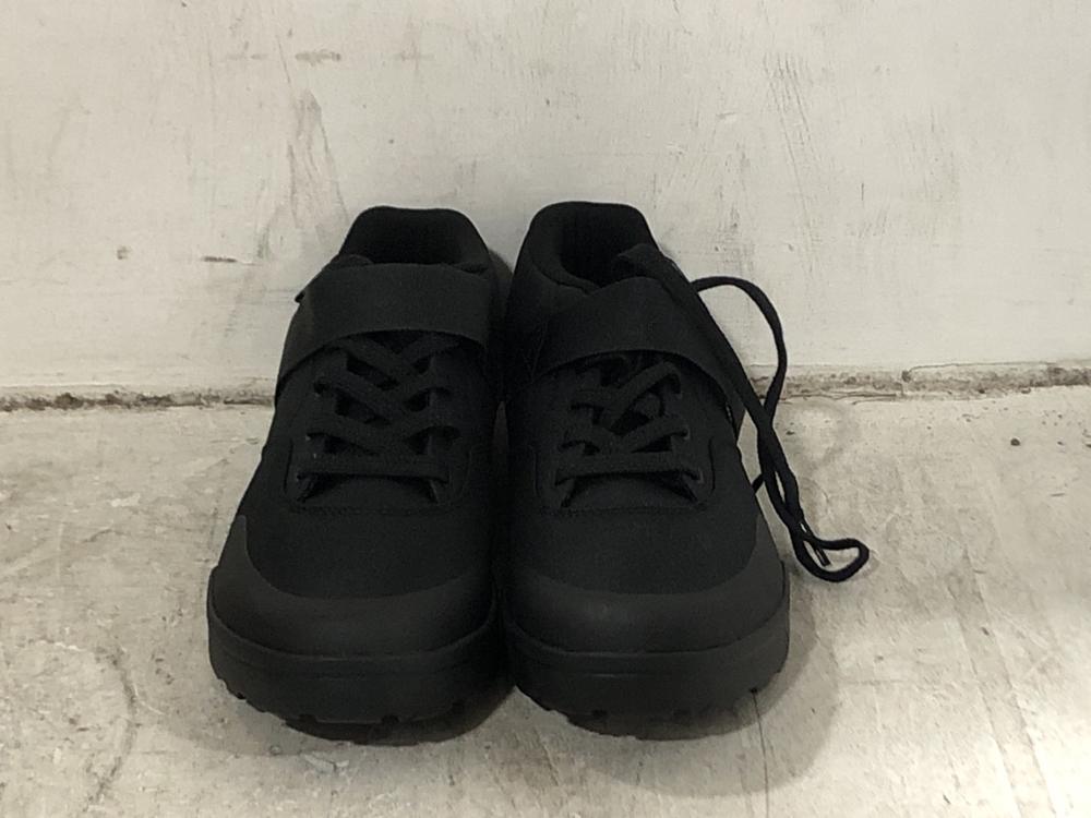 Lot 437  
            Chesterfield SR45 - Parcel Delivery Only 

                
SHIMANO GE5 CYCLING TRAINERS EUR 43 (LOCATION: F10)