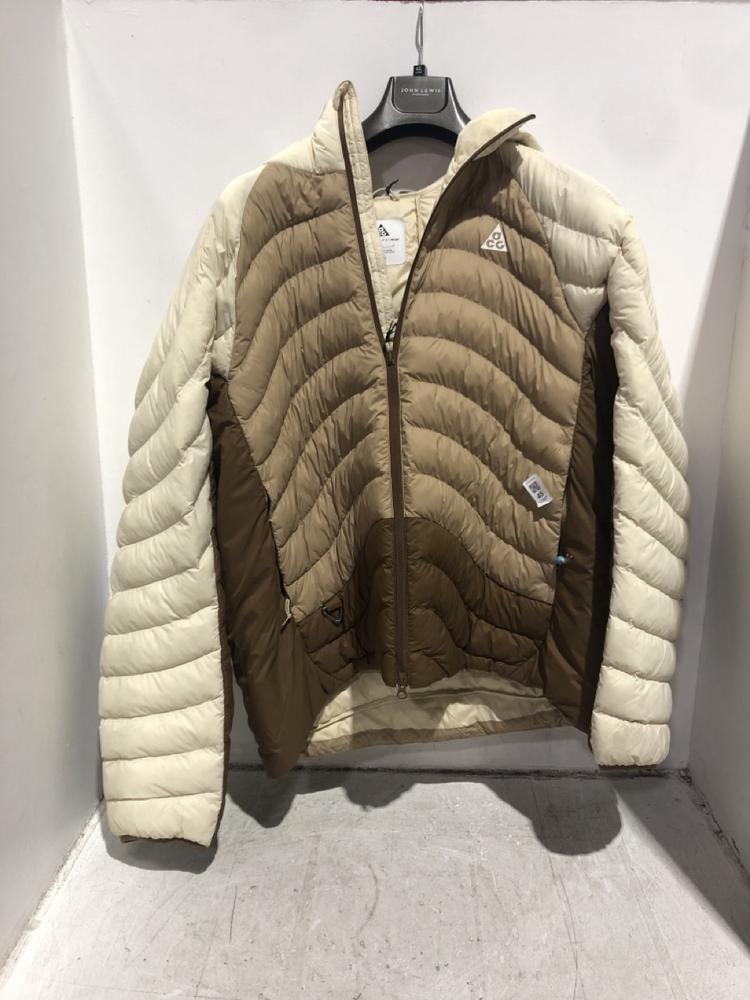 Lot 45  
            Chesterfield SR45 - Parcel Delivery Only 

                
ACG LUNAR LAKE NIKE PUFFER UK SIZE LARGE ORIGINAL RRP £265 (LOCATION: B2)