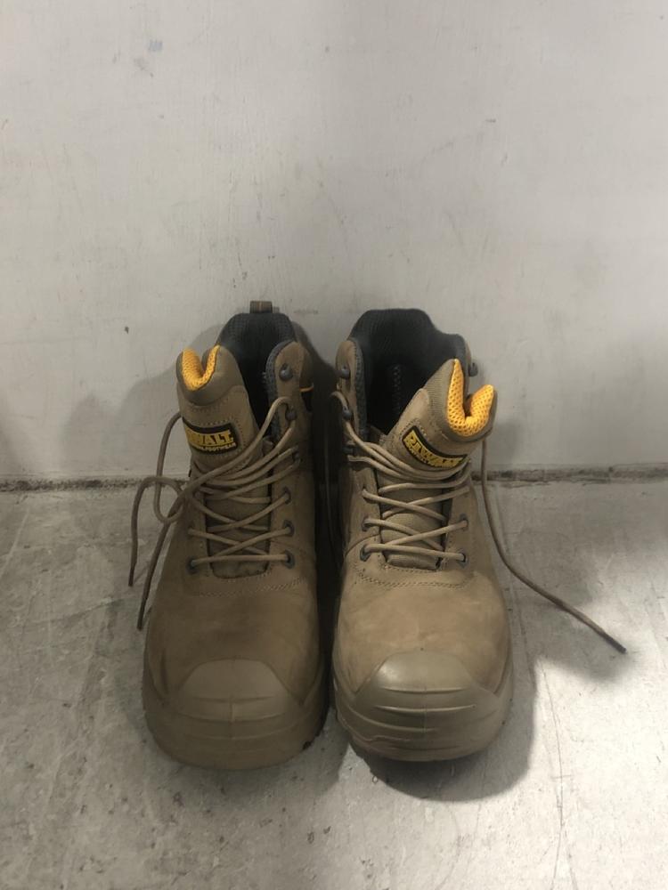 Lot 501  
            Chesterfield SR45 - Parcel Delivery Only 

                
DEWALT INDUSTRIAL FOOTWEAR HAYES STONE UK SIZE 11 (LOCATION: E2)
