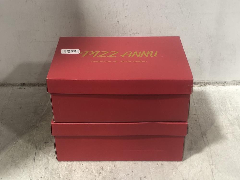 Lot 512  
            Chesterfield SR45 - Parcel Delivery Only 

                
PIZZ ANNU WENDY WHITE XZ0093 UK SIZE 5 TO INCLUDE PIZZ ANNU WENDY CHAMPAGNE (LOCA...