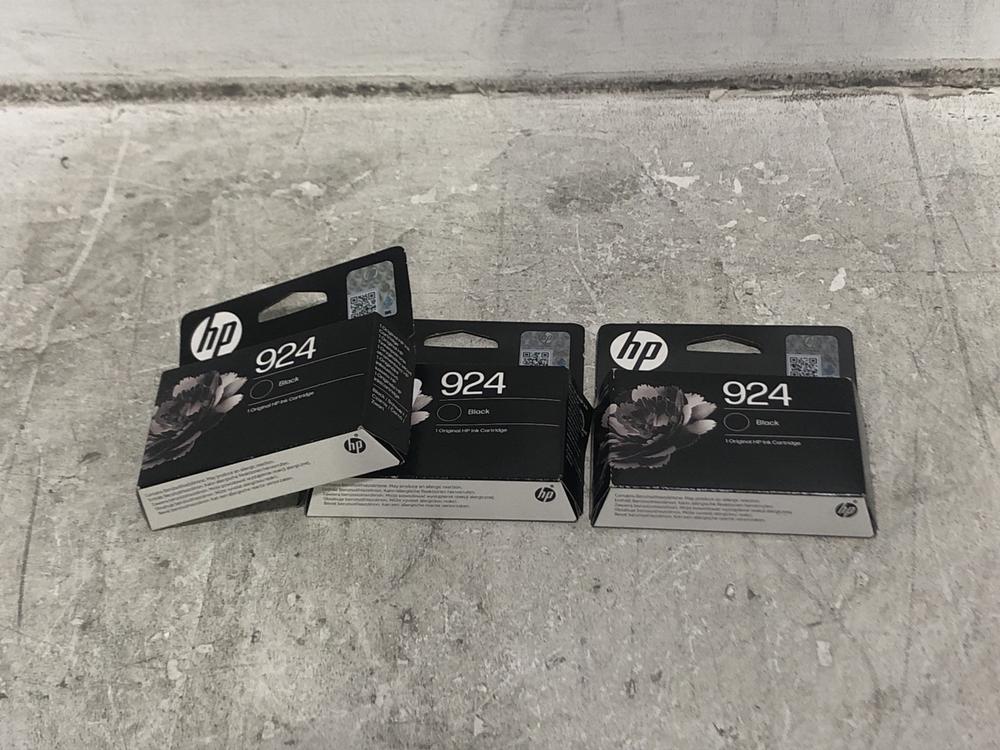 Lot 549  
            Chesterfield SR45 - Parcel Delivery Only 

                
3X HP 924 BLACK INK CARTRIDGES (LOCATION: E3)