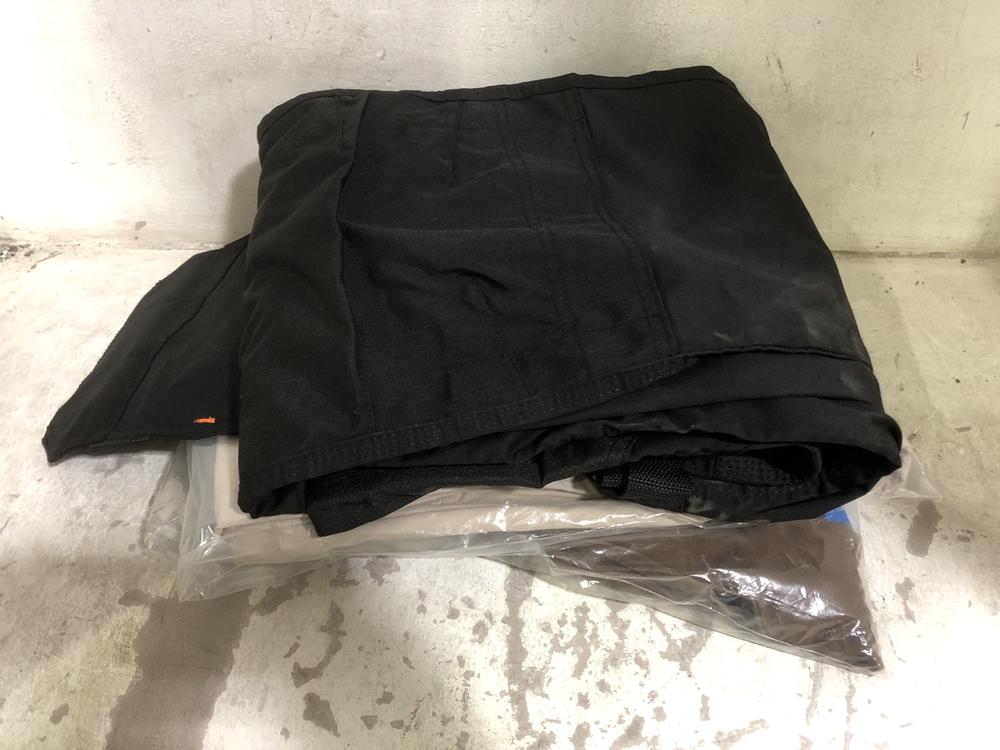 Lot 579  
            Chesterfield SR45 - Parcel Delivery Only 

                
3X ASSORTED BRANDED CLOTHING TO INCLUDE DICKIES RELAXED FIT STRAIGHT LEG 32X 30 (...