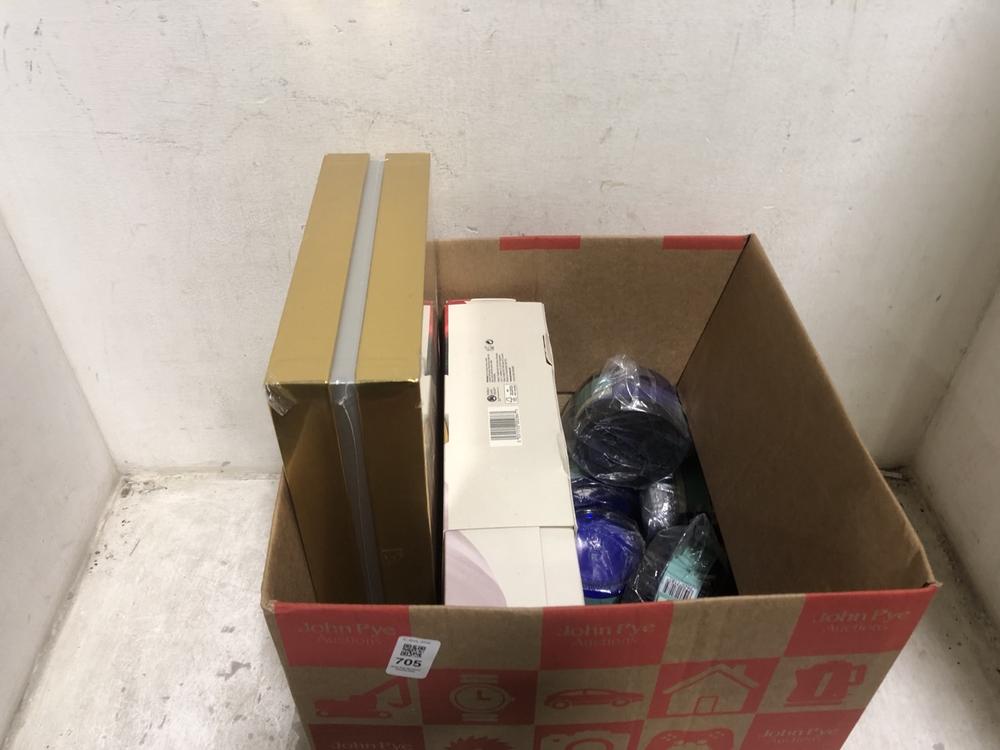 Lot 705  
            Chesterfield SR45 - Parcel Delivery Only 

                
BOX OF ASSORTED BEAUTY ITEMS TO INCLUDE SANCTUARY SPA SPA DAY DISCOVERY SET (LOCA...