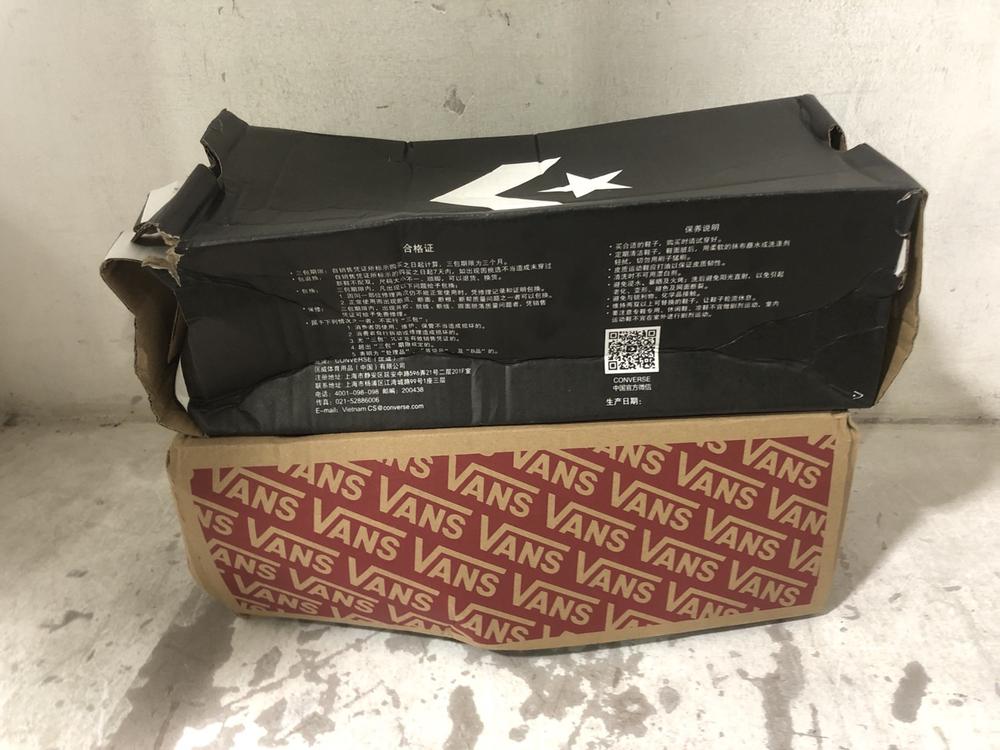 Lot 712  
            Chesterfield SR45 - Parcel Delivery Only 

                
CONVERSE CHUCK 70 HI UK SIZE 6 TO INCLUDE VANS OLD SKOOL COLOUR THEORY ICEBERG GR...