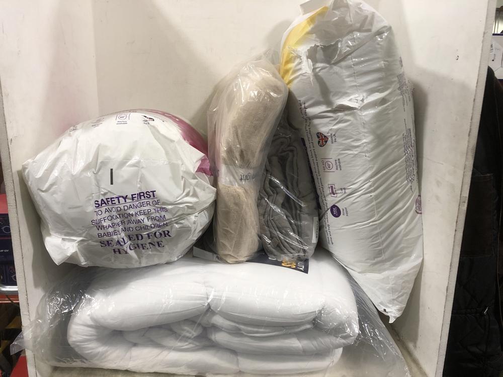 Lot 725  
            Chesterfield SR45 - Parcel Delivery Only 

                
5X ASSORTED BEDDING ITEMS TO INCLUDE SLUMBERDOWN PEFECT FOR COSY NIGHTS KINGH DUV...