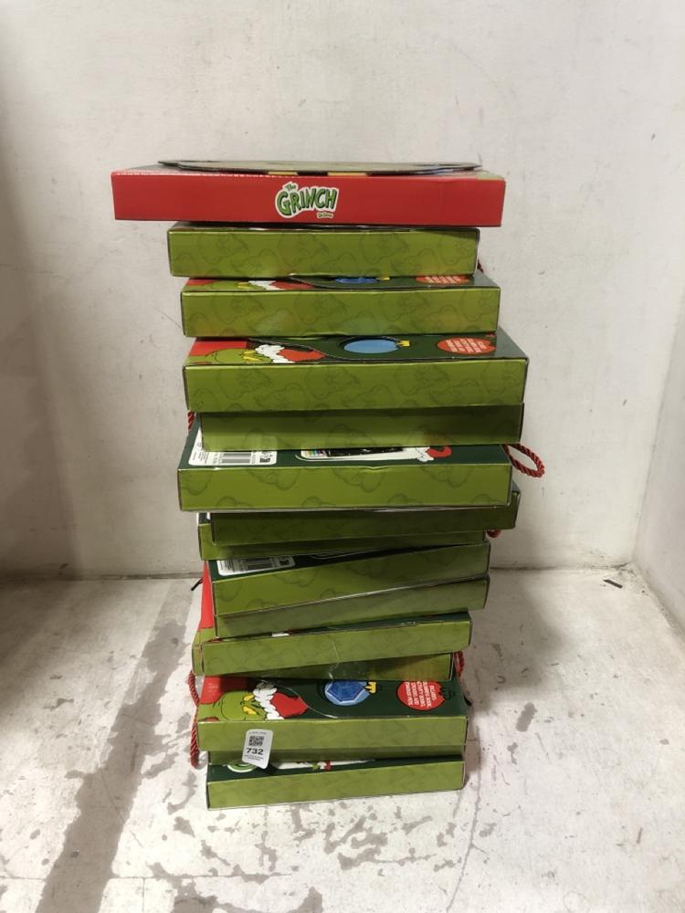 Lot 732  
            Chesterfield SR45 - Parcel Delivery Only 

                
15X THE GRINH DR SEUSS ACTIVITY SET WITH VELVET ART (LOCATION: E10)