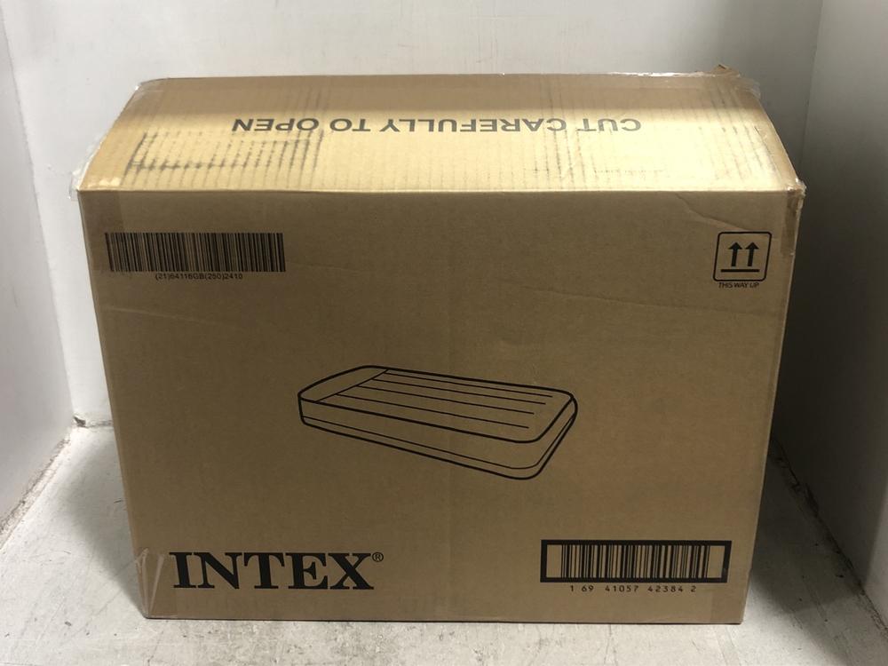Lot 806  
            Chesterfield SR45 - Parcel Delivery Only 

                
3X INTEX DURA-BEAM STANDARD MID-RISE AIR MATTRESS ORIGINAL RRP-£120 (LOCATION: D1)