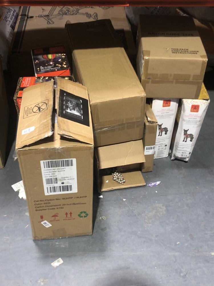 Lot 822  
            Chesterfield SR45 - Parcel Delivery Only 

                
10 X ASSORTED CHRISTMAS DECORATION ITEMS TO INCLUDE THREE KINGS INLIT ICE NATIVIT...