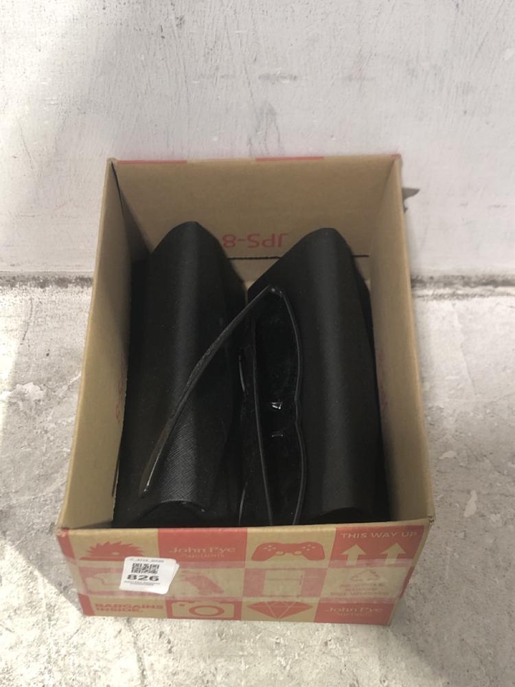 Lot 826  
            Chesterfield SR45 - Parcel Delivery Only 

                
3X ASSORTED GLASSES TO INCLUDE PRIVE REVAUX FLY GIRL/S 807 BLACK (LOCATION: D1)