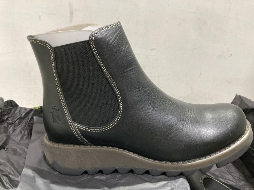 Lot 876  
            Chesterfield SR45 - Parcel Delivery Only 

                
FLY LONDON SALV195FLY RUG BLACK UK SIZE 5 (LOCATION: D4)