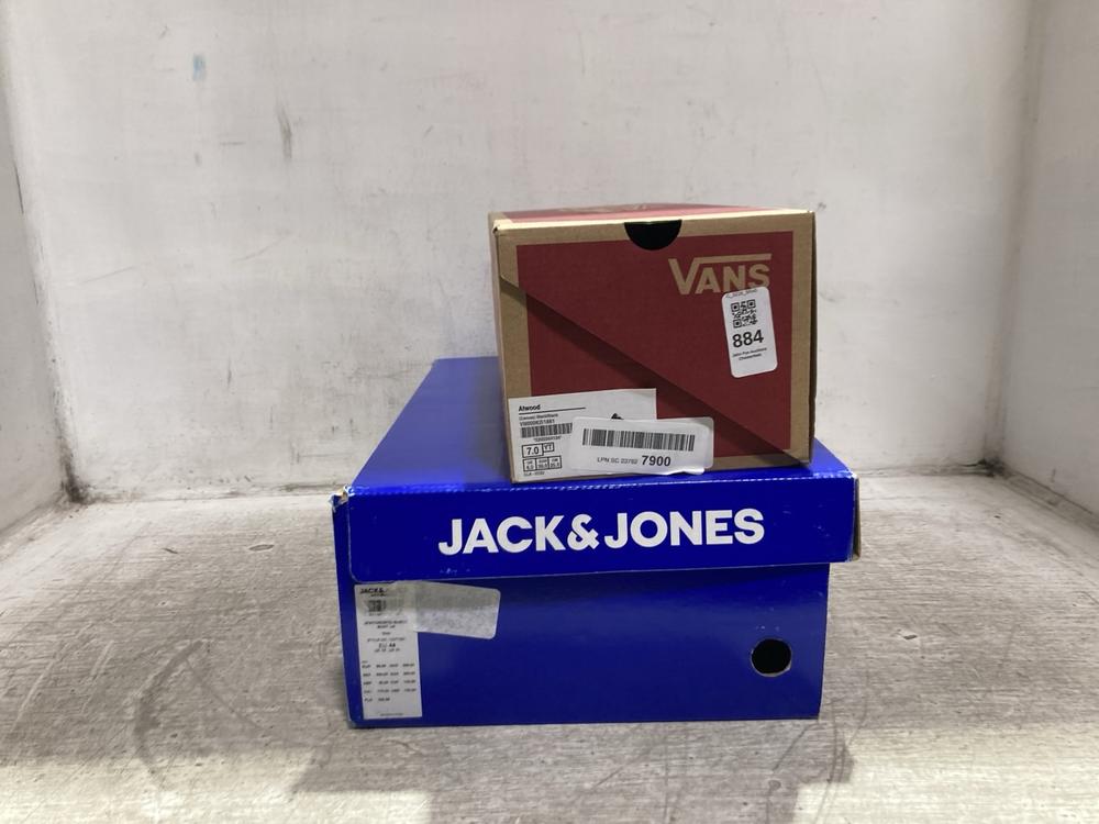 Lot 884  
            Chesterfield SR45 - Parcel Delivery Only 

                
JACK AND JONES SUEDE BOOT LN GREY UK SIZE 10 TO INCLUDE VANS ATWOOD CANVAS BLACK/...