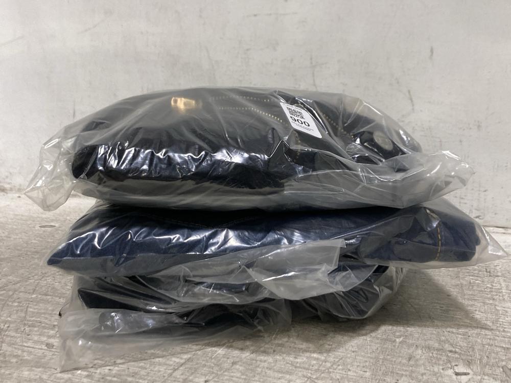 Lot 900  
            Chesterfield SR45 - Parcel Delivery Only 

                
3X ASSORTED BRANDED CLOTHING TO INCLUDE LEVIS 318 SHAPING WIDE LEG 30X 32 (LOCATI...