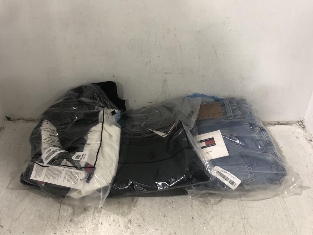 Lot 919  
            Chesterfield SR45 - Parcel Delivery Only 

                
3X ASSORTED BRANDED CLOTHING TO INCLUDE TOMMY HILFIGER LONG SLEEVE TSHIRT'S 2 PAC...
