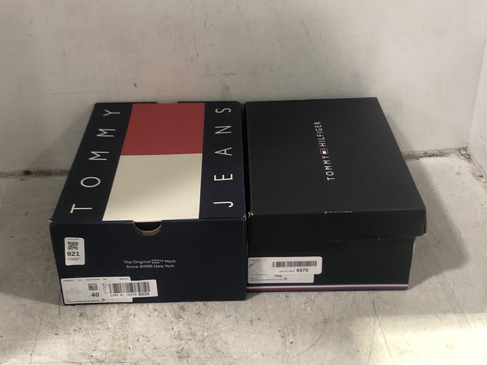 Lot 921  
            Chesterfield SR45 - Parcel Delivery Only 

                
TOMMY HILFIGER EVA RUNNER SUMMER UK 8 TO INCLUDE TOMMY HILFIGER TJW FLATFORM CANV...