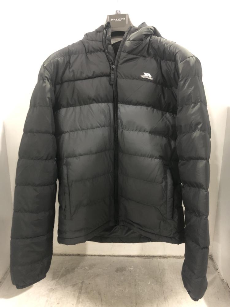 Lot 929  
            Chesterfield SR45 - Parcel Delivery Only 

                
TRESSPASS BLACK JACKET WARTERPROOF AND WATER RESISTANT UK SIZE LARGE (LOCATION: D5)