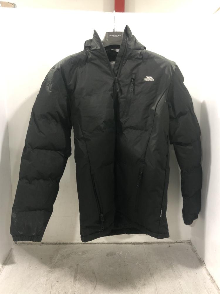 Lot 930  
            Chesterfield SR45 - Parcel Delivery Only 

                
TRESPASS BLACK JACKET WARTERPROOF AND WATER RESISTAND UK SIZE X SMALL (LOCATION: D5)