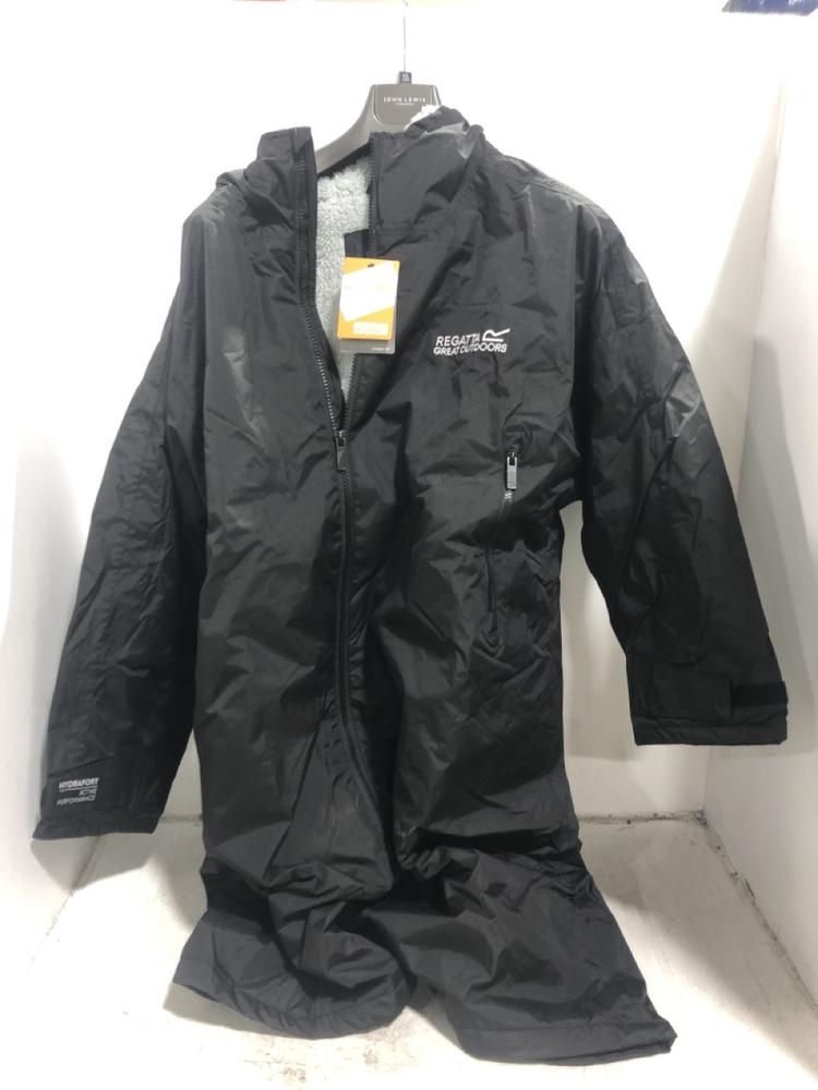 Lot 943  
            Chesterfield SR45 - Parcel Delivery Only 

                
REGATTA GREAT OUTDOORS ADULT PROOF ROBE BLACK UK S/M (LOCATION: D6)