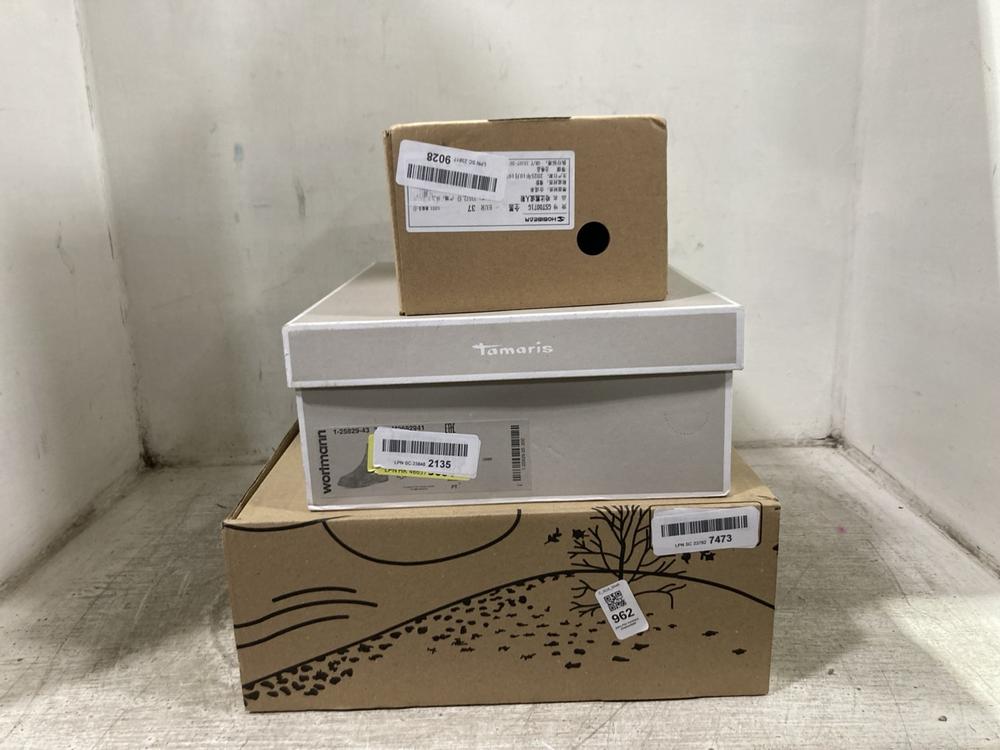 Lot 962  
            Chesterfield SR45 - Parcel Delivery Only 

                
3X ASSORTED SHOES TO INCLUDE TAMARIS WORTMANN BOOT EU 39 (LOCATION: D7)