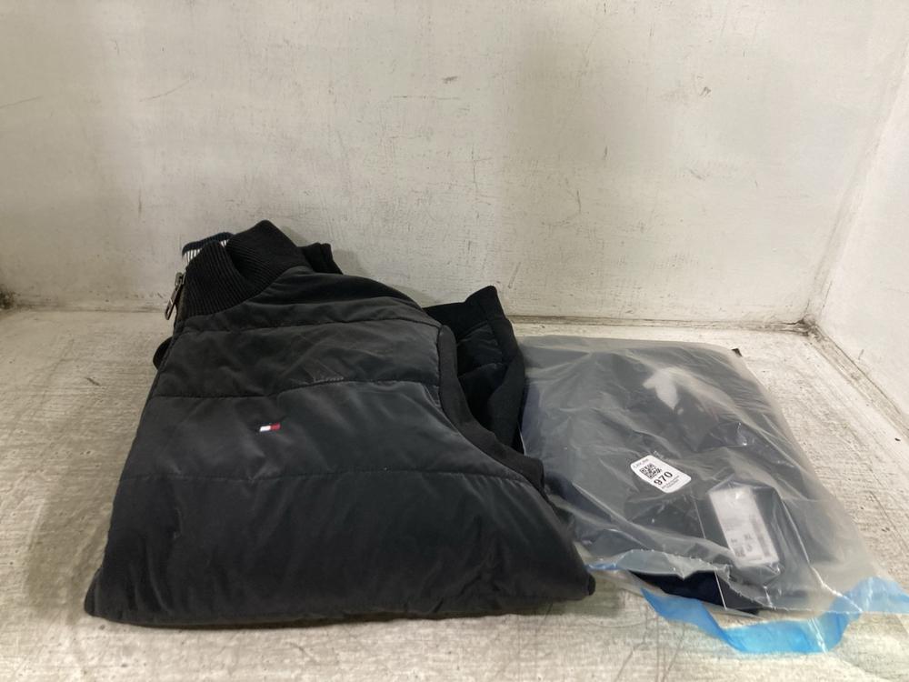 Lot 970  
            Chesterfield SR45 - Parcel Delivery Only 

                
TOMMY HILFIGER BLACK JACKET MEDIUM TO INCLUDE TOMMY HILFIGER CORE 1985 SLIM POLO ...