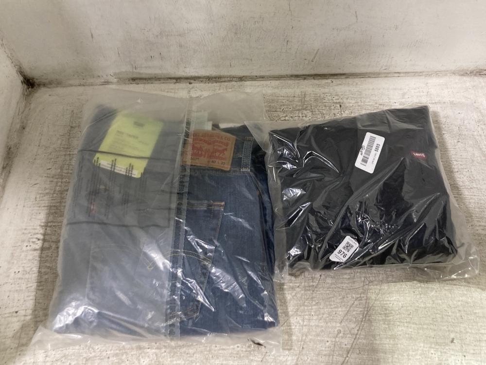 Lot 976  
            Chesterfield SR45 - Parcel Delivery Only 

                
LEVIS THE HOUSE MARK SWEATSHIRT MEDIUM TO INCLUDE LEVIS 502 TAPER STRETCH W 40 L3...