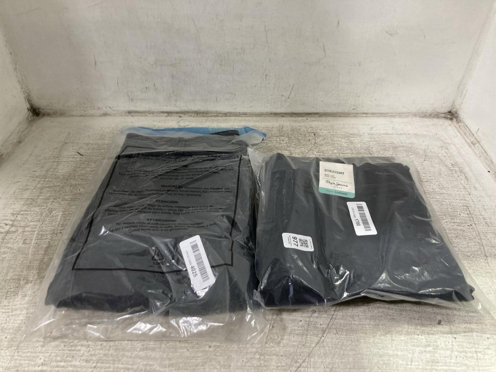 Lot 977  
            Chesterfield SR45 - Parcel Delivery Only 

                
PEPE DEAMES LONDON STRAIGHT JEANS BLACK W31 L32 TO INCLUDE LEVI XX CHINOS STANDAR...