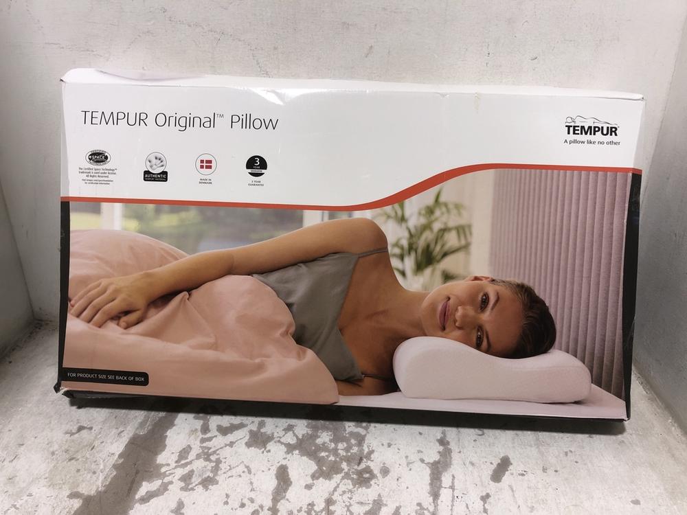 Lot 995  
            Chesterfield SR45 - Parcel Delivery Only 

                
TEMPUR A PILLOW LIKE NO OTHER ORGINAL TEMPUR PILLOW ORIGINAL RRP £129 (LOCATION: D8)
