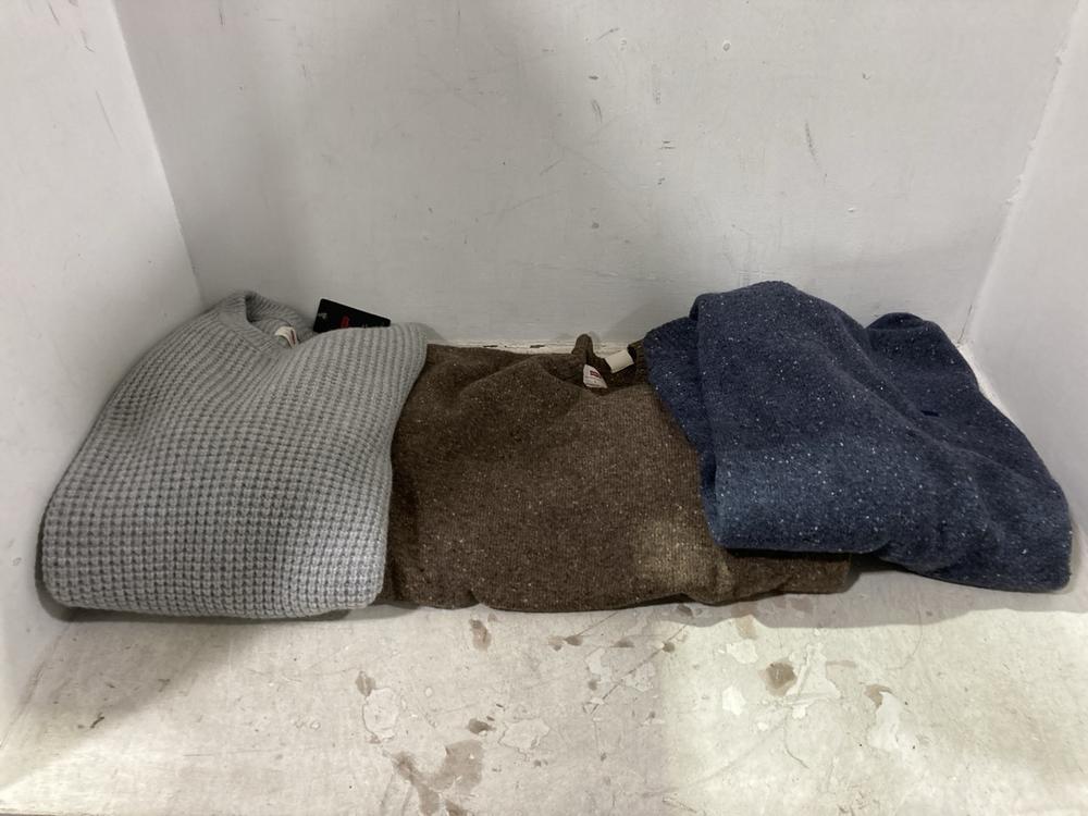 Lot 1001  
            Chesterfield SR44 - Parcel Delivery Only 

                
3 X ASSORTED CLOTHING TO INCLUDE LEVI SWEATER LARGE (LOCATION: D7)