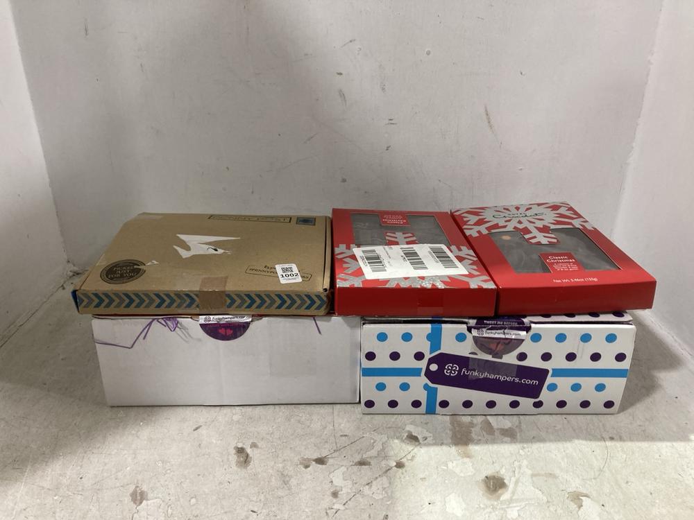 Lot 1002  
            Chesterfield SR44 - Parcel Delivery Only 

                
5 X ASSORTED ITEMS TO INCLUDE HOTEL CHOCOLAT CHRISTMAS SET BBE 01/03/26 (LOCATION...