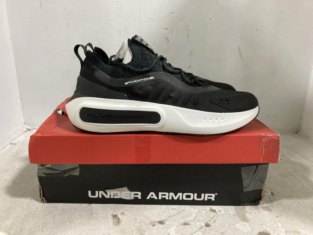 Lot 1011  
            Chesterfield SR44 - Parcel Delivery Only 

                
UNDER ARMOUR TRAINERS SIZE UK 10 (LOCATION: D7)