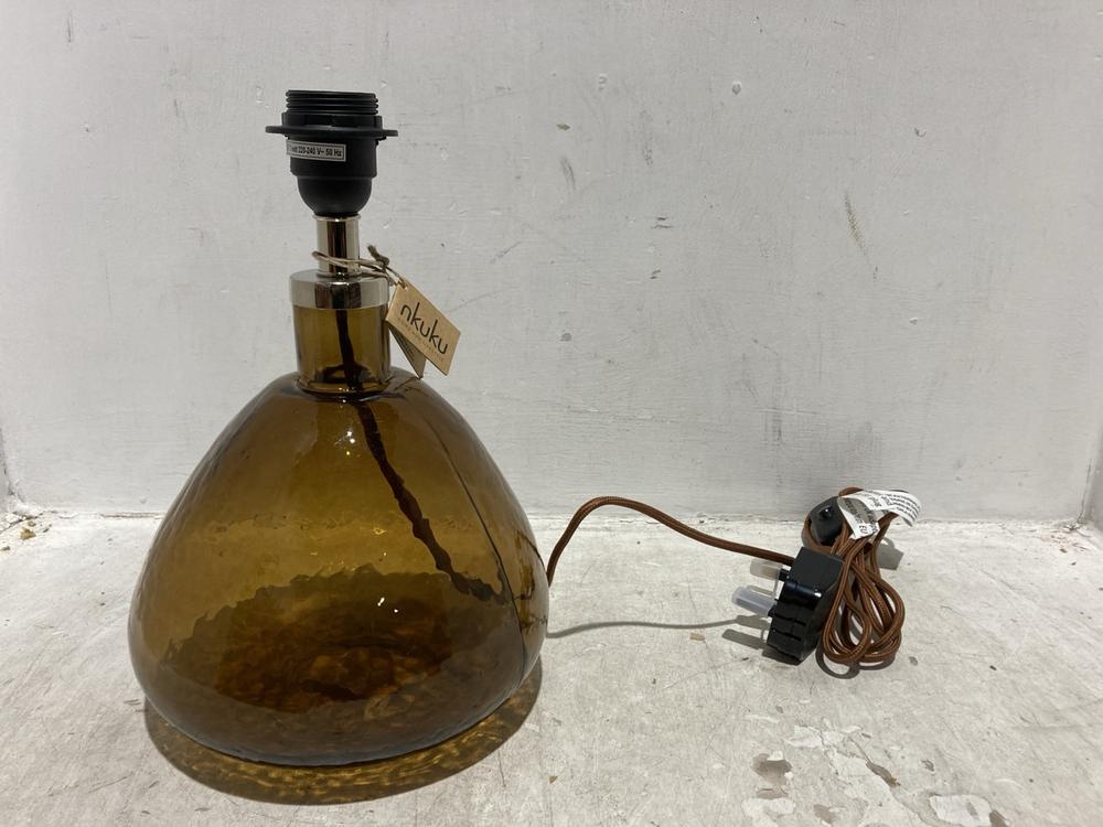 Lot 103  
            Chesterfield SR44 - Parcel Delivery Only 

                
NKUKU BABA RECYCLED GLASS LAMP - BURNT AMBER - SMALL WIDE - ITEM NO. BL8001 - ORI...