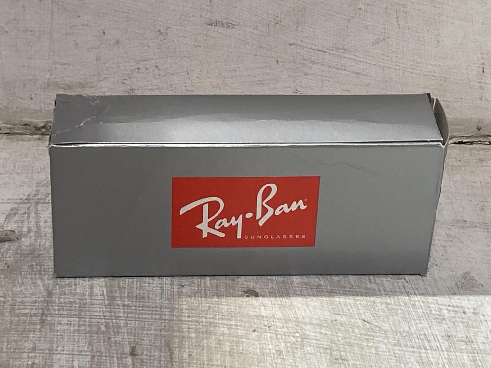 Lot 1073  
            Chesterfield SR44 - Parcel Delivery Only 

                
RAY-BAN AVIATOR LARGE METAL SUNGLASSES WITH GRADIENT BLUE LENSES MODEL : ORB3025 ...