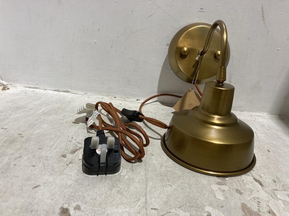 Lot 110  
            Chesterfield SR44 - Parcel Delivery Only 

                
NKUKU NAR WALL LAMP - ANTIQUE BRASS - SMALL - ITEM NO. NL3401 - ORIGINAL RRP £100...