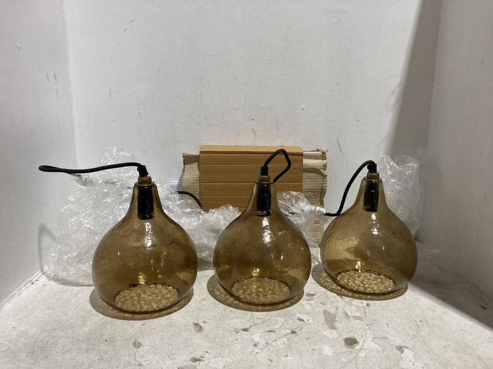 Lot 112  
            Chesterfield SR44 - Parcel Delivery Only 

                
NKUKU ZIVA RECYCLED GLASS CLUSTER PENDANT - LIGHT SMOKE BROWN - ITEM NO. ZP1401 -...