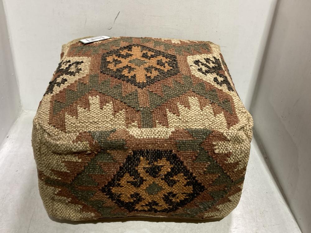 Lot 1157  
            Chesterfield SR44 - Parcel Delivery Only 

                
BELIANI FABRIC CUSHION - ITEM NO. 22583 - (LOCATION: C3)