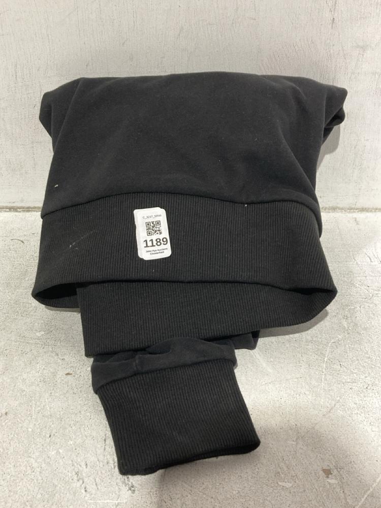 Lot 1189  
            Chesterfield SR44 - Parcel Delivery Only 

                
G-STAR RAW HALF ZIP JUMPER IN BLACK SIZE M (LOCATION: C5)