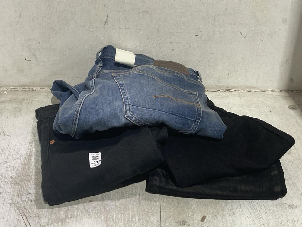 Lot 1217  
            Chesterfield SR44 - Parcel Delivery Only 

                
3 X ASSORTED BRANDED JEANS TO INCLUDE G-STAR RAW DENIM JEANS SIZE W35 L 32 (LOCAT...