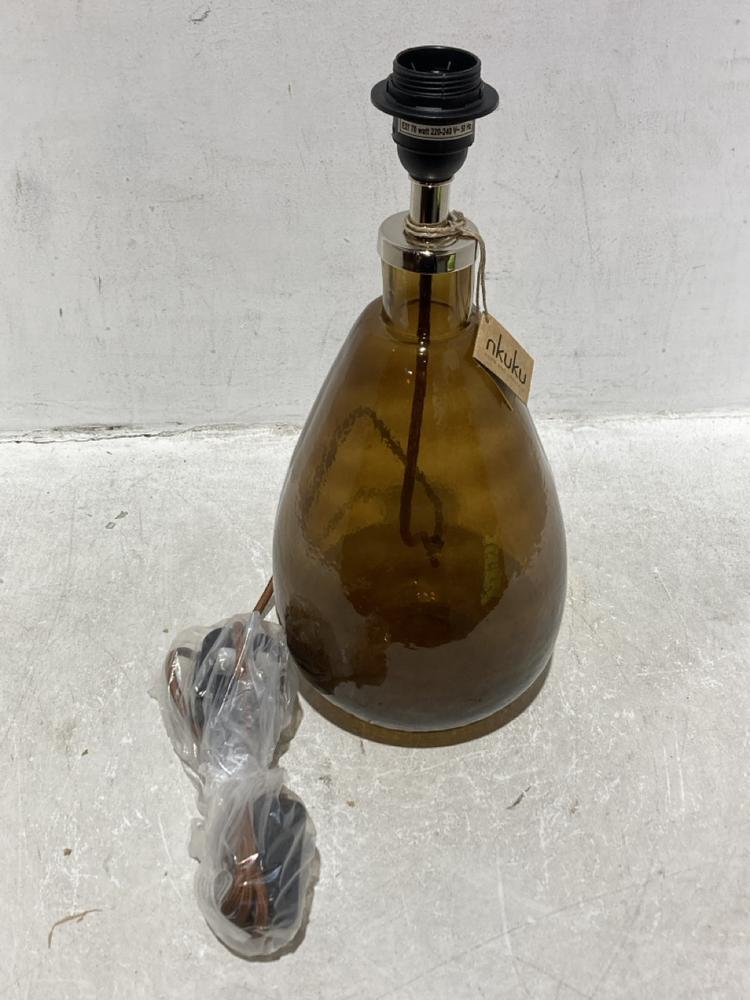 Lot 125  
            Chesterfield SR44 - Parcel Delivery Only 

                
NKUKU BABA RECYCLED GLASS LAMP - BURNT AMBER - SMALL TALL - ITEM NO. BL8101 - ORI...