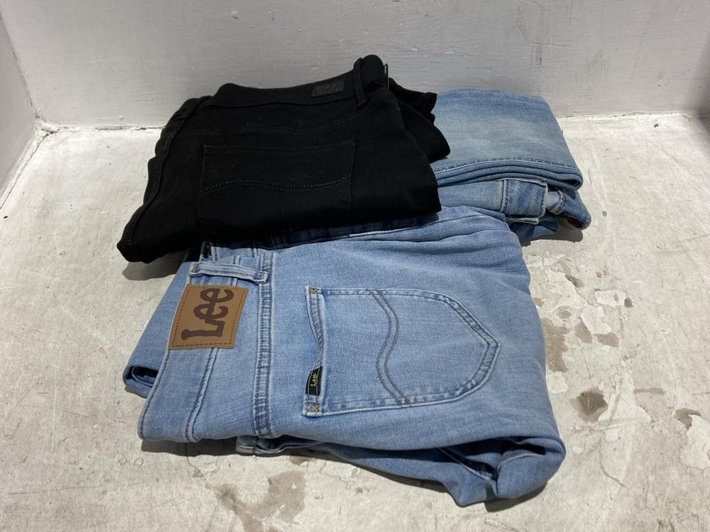 Lot 1296  
            Chesterfield SR44 - Parcel Delivery Only 

                
3 X ASSORTED CLOTHING TO INCLUDE LEE BLACK JEANS SIZE MEDIUM 16 (LOCATION: B1)