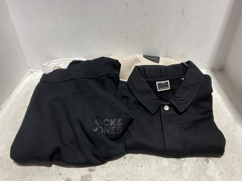 Lot 1308  
            Chesterfield SR44 - Parcel Delivery Only 

                
4 X ASSORTED CLOTHING ITEMS TO INCLUDE JACK & JONES SHIRT SIZE XL (LOCATION: B1)
